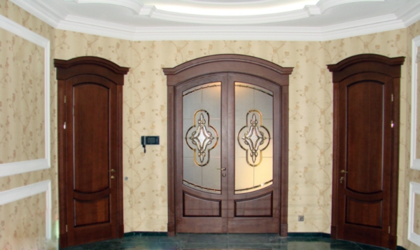 classic-arched-doors-with-stained-glass-windows-in-the-interior-of-the-hall-for-www.vipdoors.by.jpg