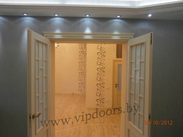 doors-raspashny-in-classical-style-white-with-figured-the-obklady.jpg