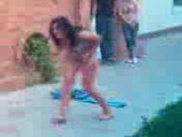 Пьяная голая ходит по городу. жесть