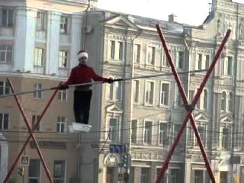 В Воронеже c высоты 3 метров упал Канатоходец Дед МОроз