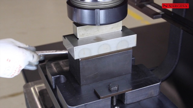 КАК ВЫПОЛНИТЬ НЕКОТОРЫЕ ДЕТАЛИ ПРИ ПОМОЩИ ГИДРАВЛИЧЕСКИХ ПРЕСС-НОЖНИЦ MX700 NARGESA смотреть онлайн