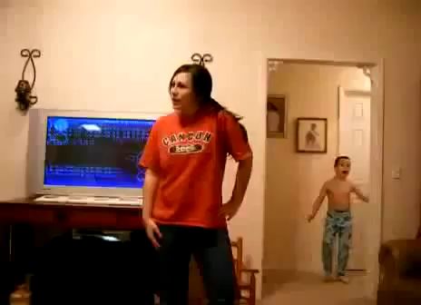 Младший брат по-чёрному троллит сестру