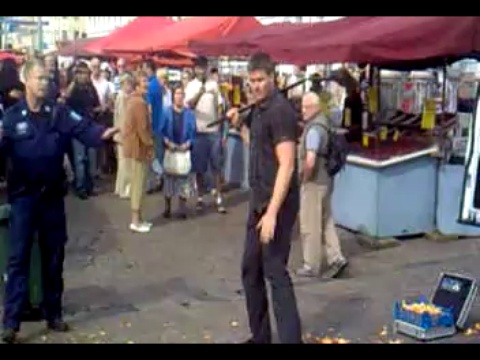 Мужик подрался с командой полицейских