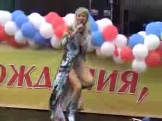 Певица Натали упала во время концерта