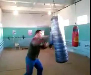 Ловко лупит по груше!