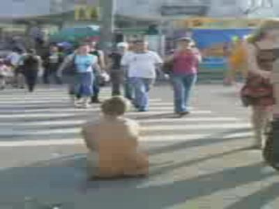 голая девушка на переходе