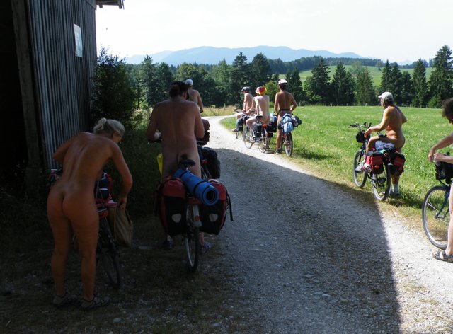 Голый велопробег нудистов