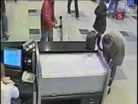 Сотрудник Домодедово ворует у пассажиров (20.06.2011)