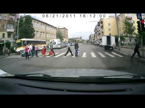 Пешеход отомстил водителю за невнимательность(наезд авто)