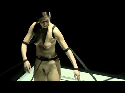 Голый Перфоманц на сцене