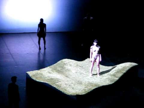 Голая балерина на сцене - Весна священная