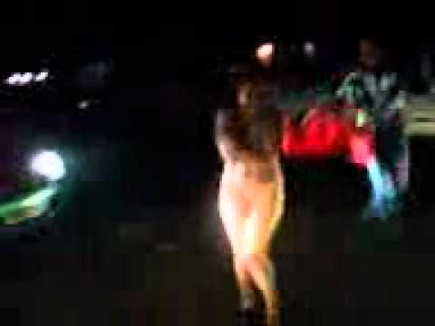 Пьяная голая девушка танцует при всех на улице