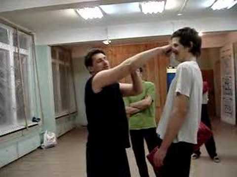 Удары руками - накидной снизу и накидной сверху