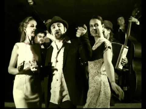 Девушка в платье из ситца