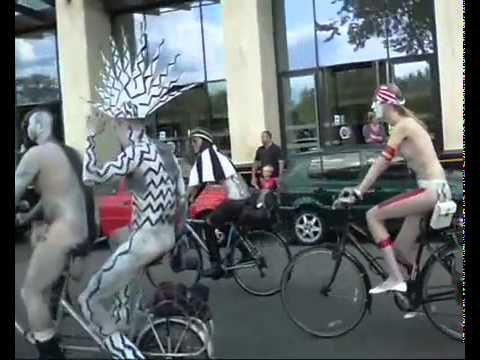Заезд голых велосипедистов в Лондоне.