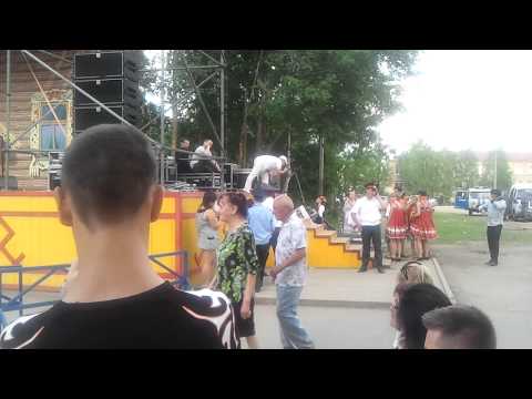 Пьяная девушка  разделась перед полицейскими