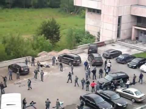 ОМОН штурмом взял общежитие драка ТЦ Европейский