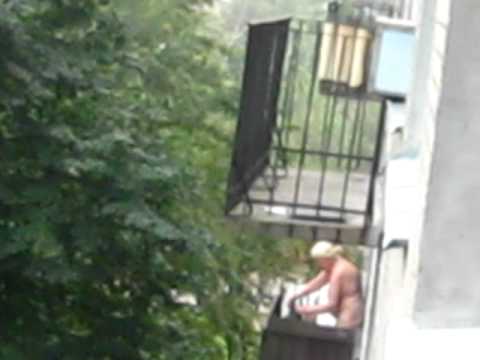 Соседка голая сушит белье. Не для слабонервных